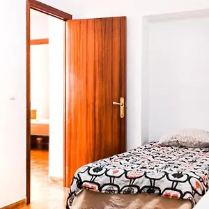 For Men In Center, Window To Road, - Habitación Hombres, Ventanas A La Careterra, En Habitación en casa particular